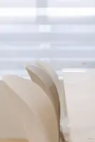 부드러운 곡선의 화이트 오피스 체어 디테일